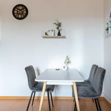 Well-equipped And Business-friendly Near For Up To 3 Guests Apartment